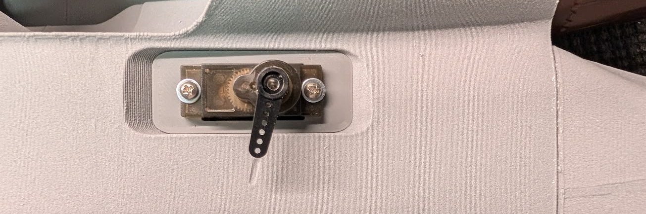 Servo arms aligned with the notches