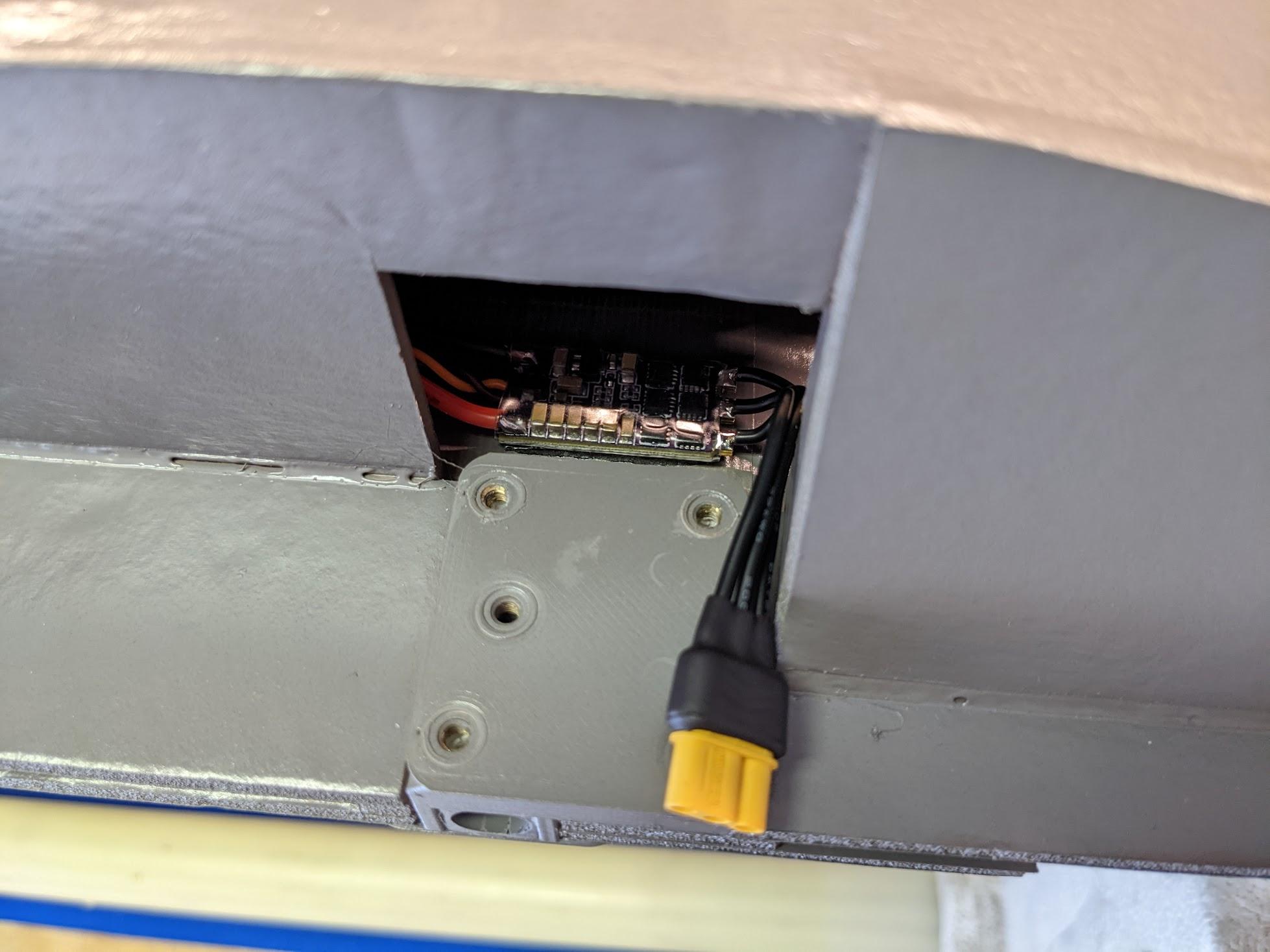Roll ESCs mounted inboard of the main gear