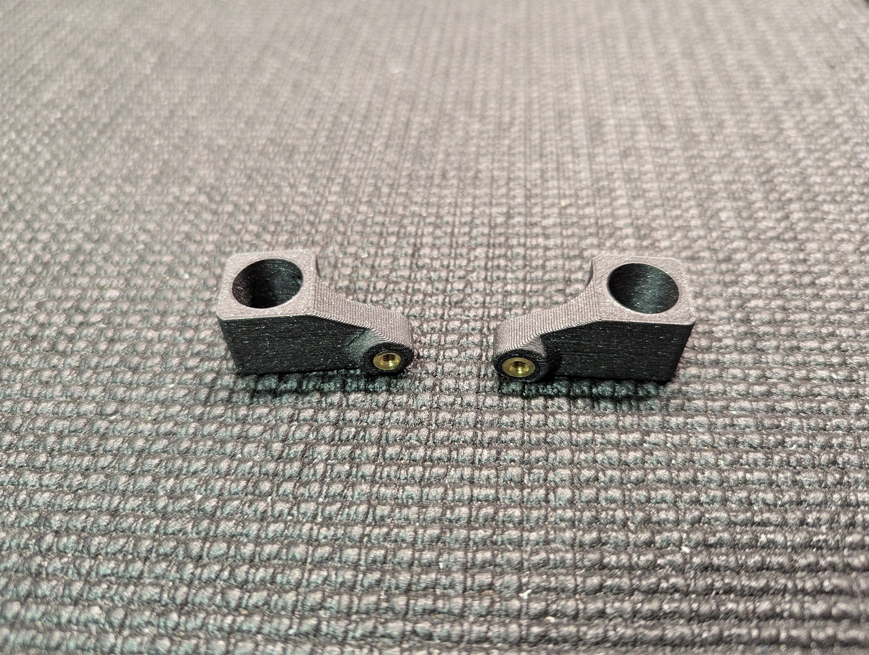 Threaded inserts in the strut mounts