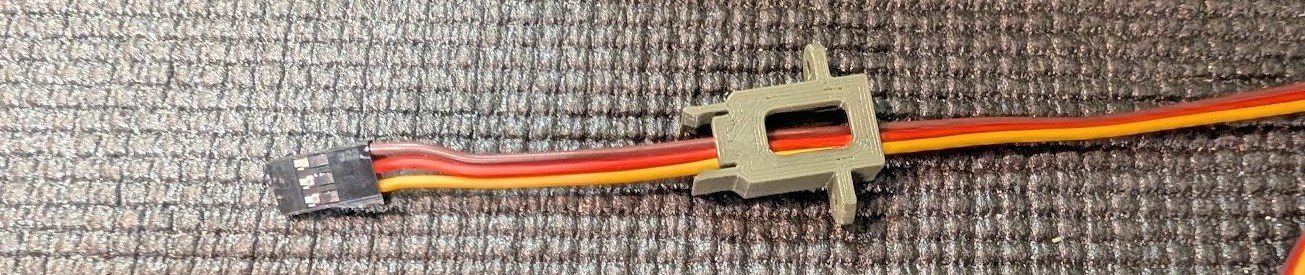 Female servo connector receptacle