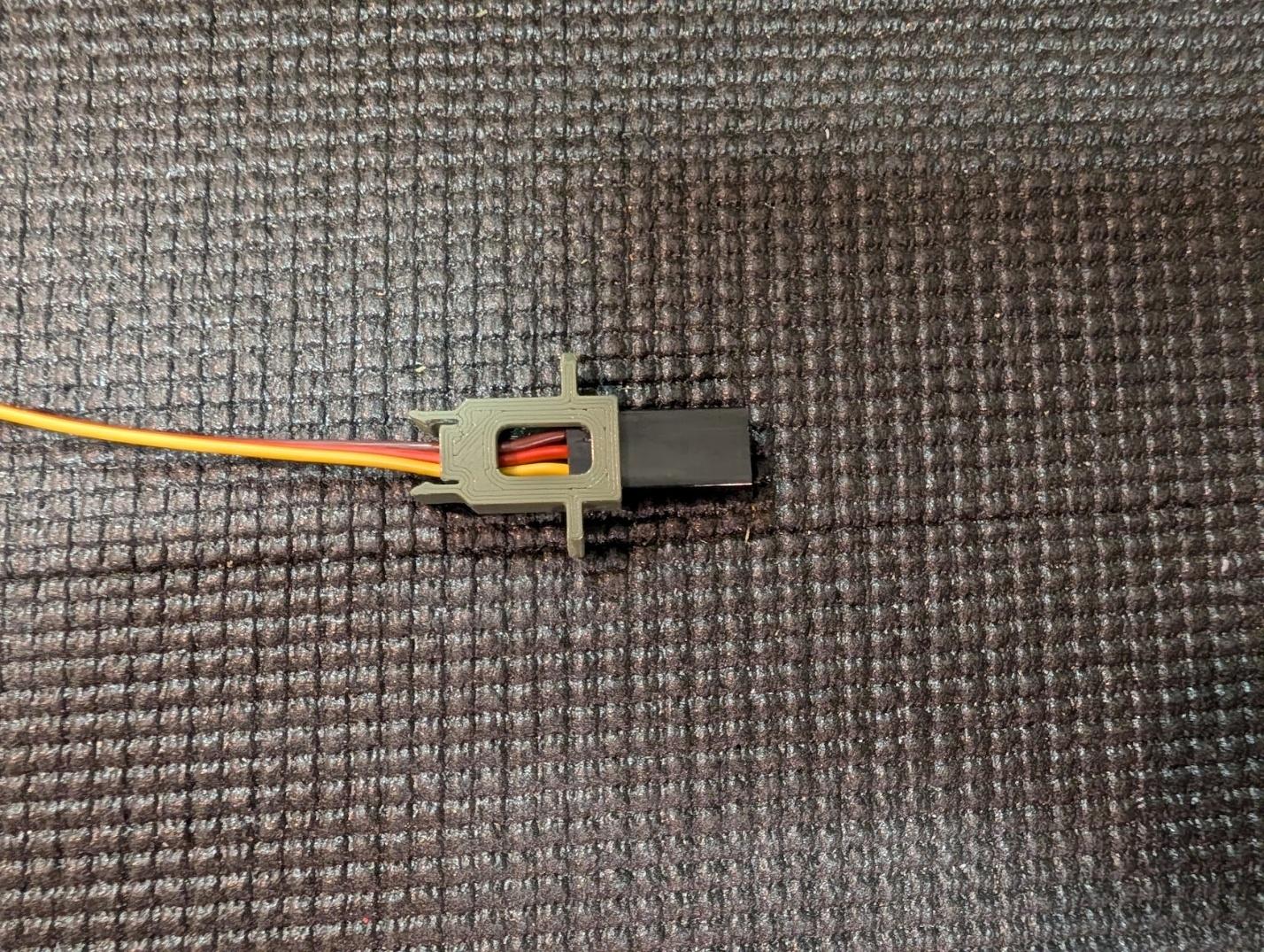 Servo connectors in the receptacle