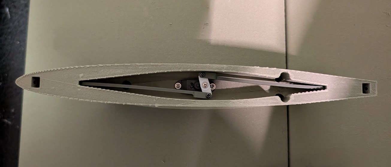 Pylon mounted to the wing