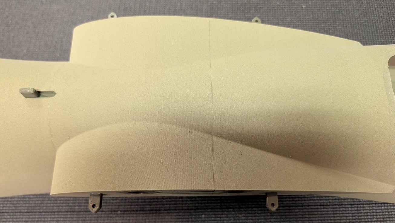 Bolt latch tabs in the wing root area