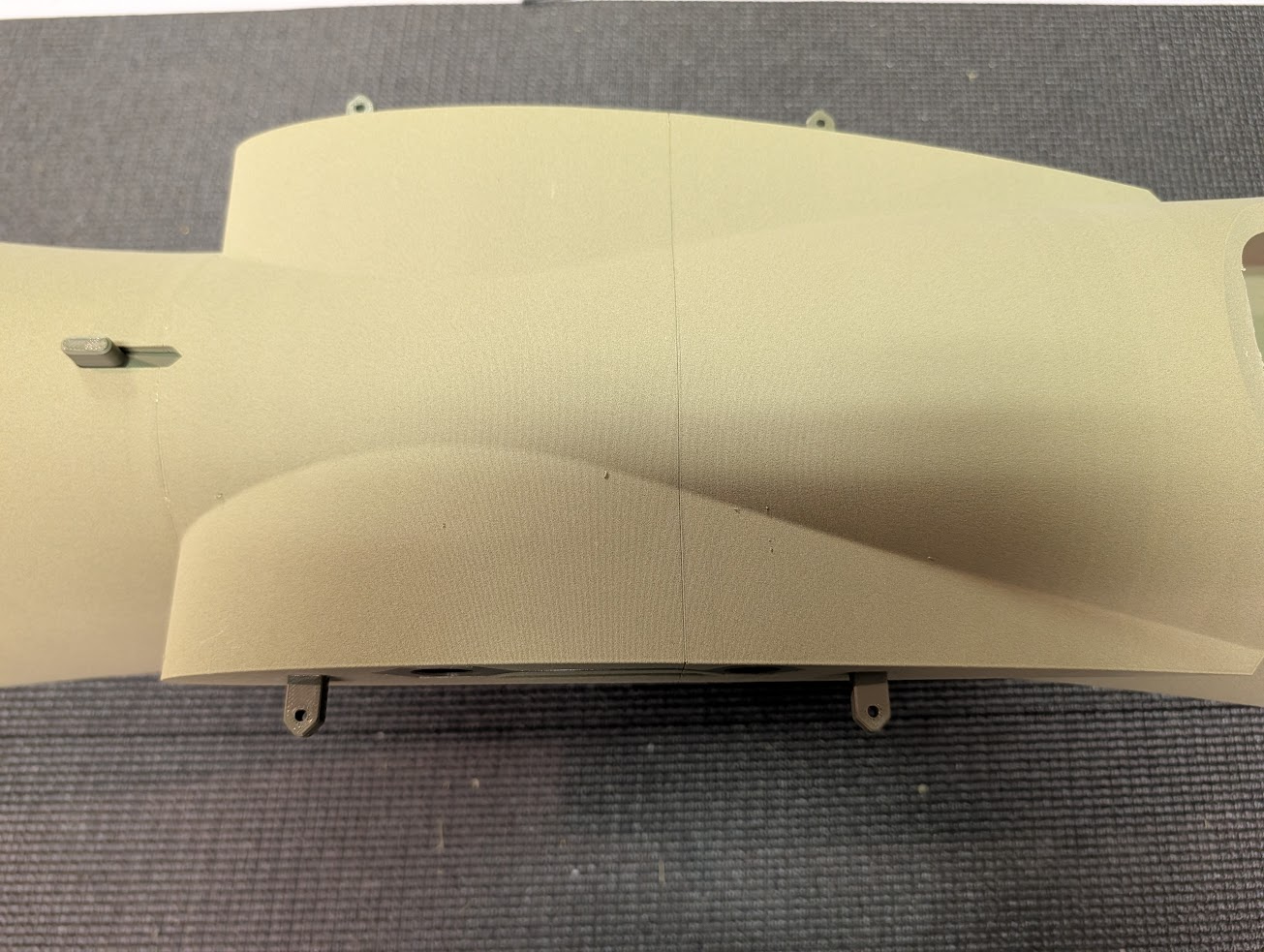 Bolt latch tabs in the wing root area