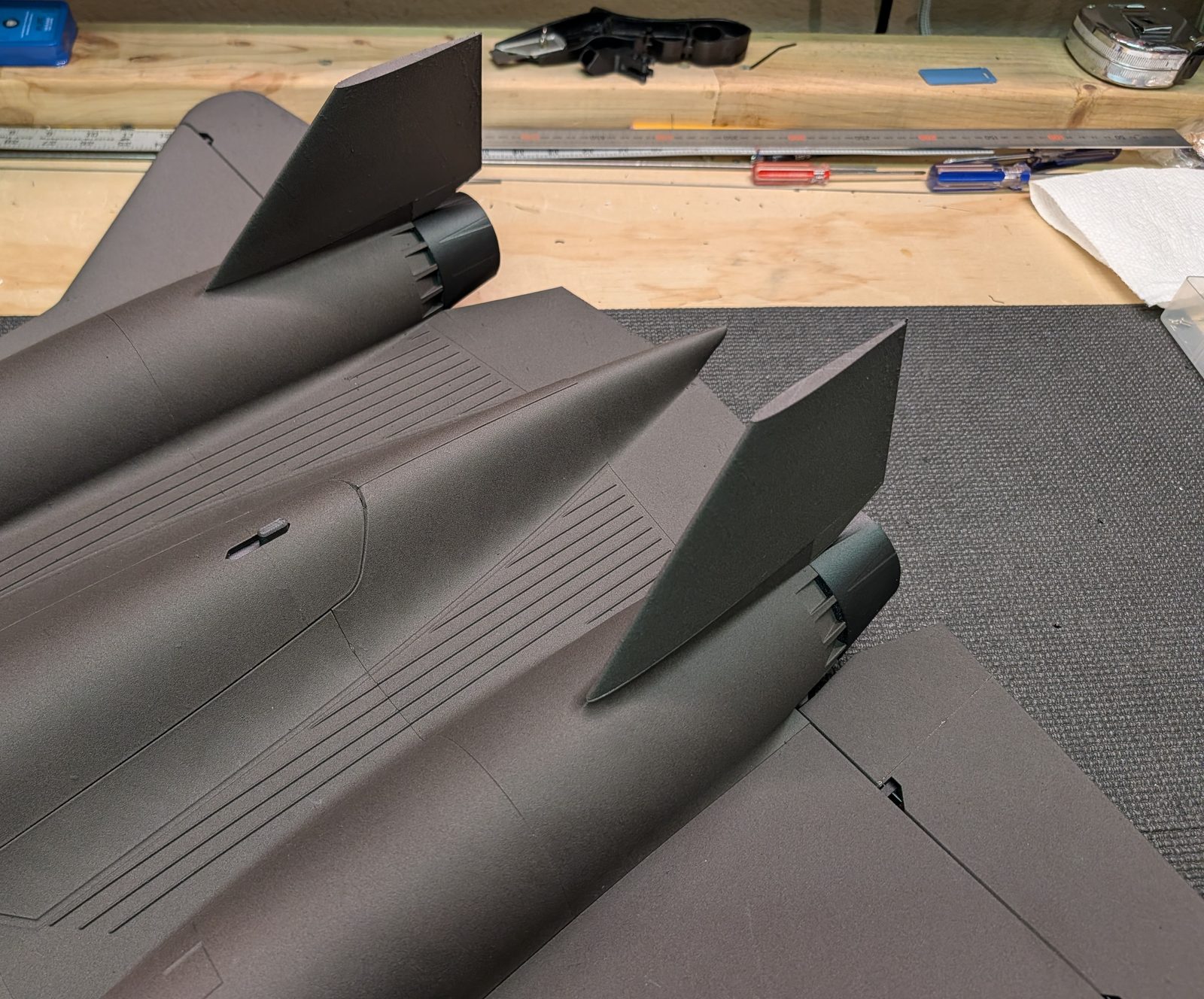 Vertical tails glued to the nacelles