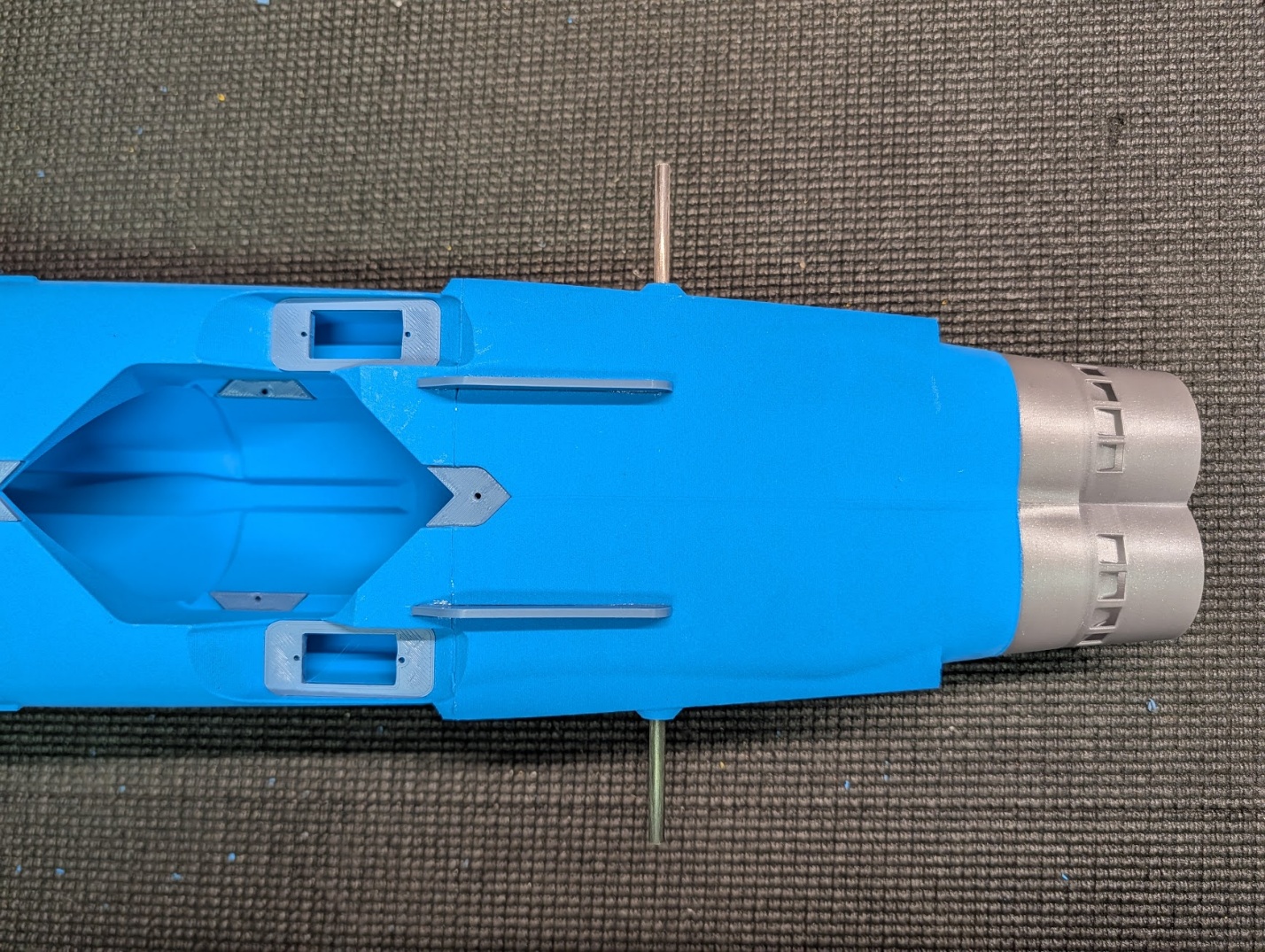 Hinge tube centered in the rear fuselage
