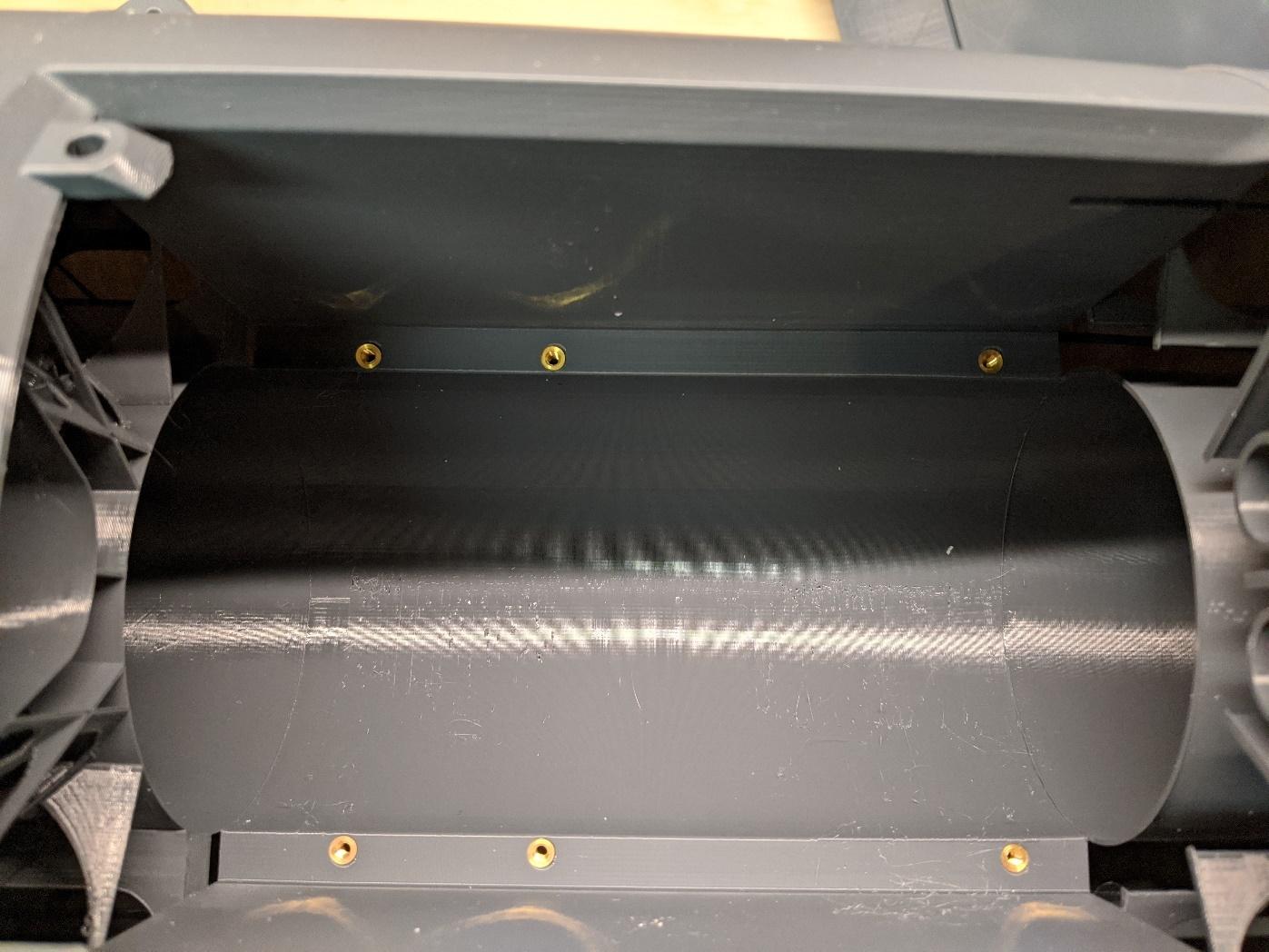 Threaded inserts in the fan mounting area